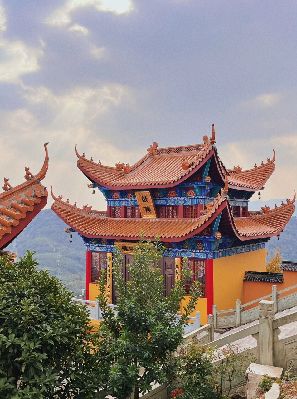 绍兴小众佛寺·福全小方岩梅峰寺 "当丁达尔效应出现的时候,照向人间