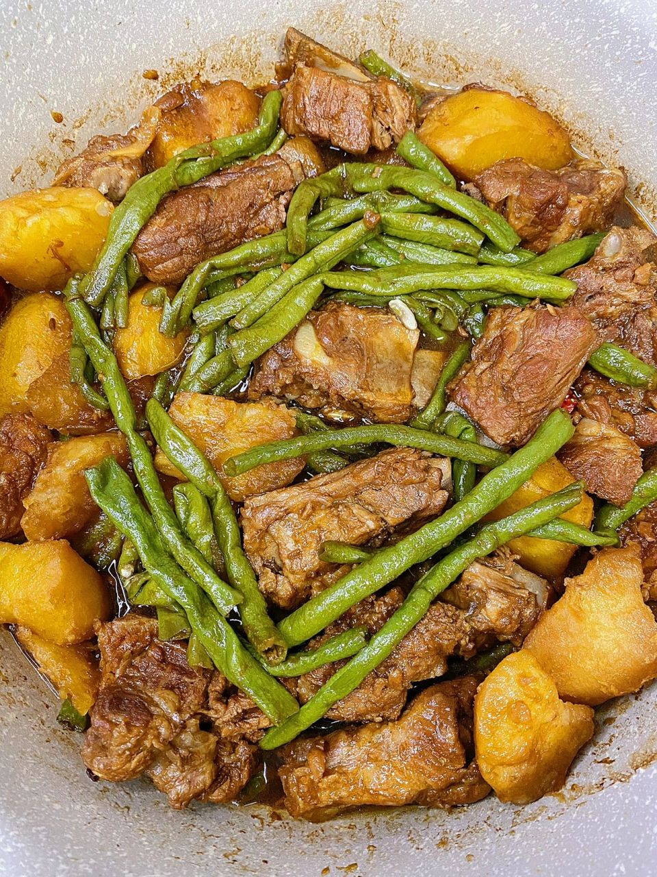 排骨土豆炖豆角  软烂入味 特别好吃 排骨土豆炖豆角,肉菜一锅炖,汤汁