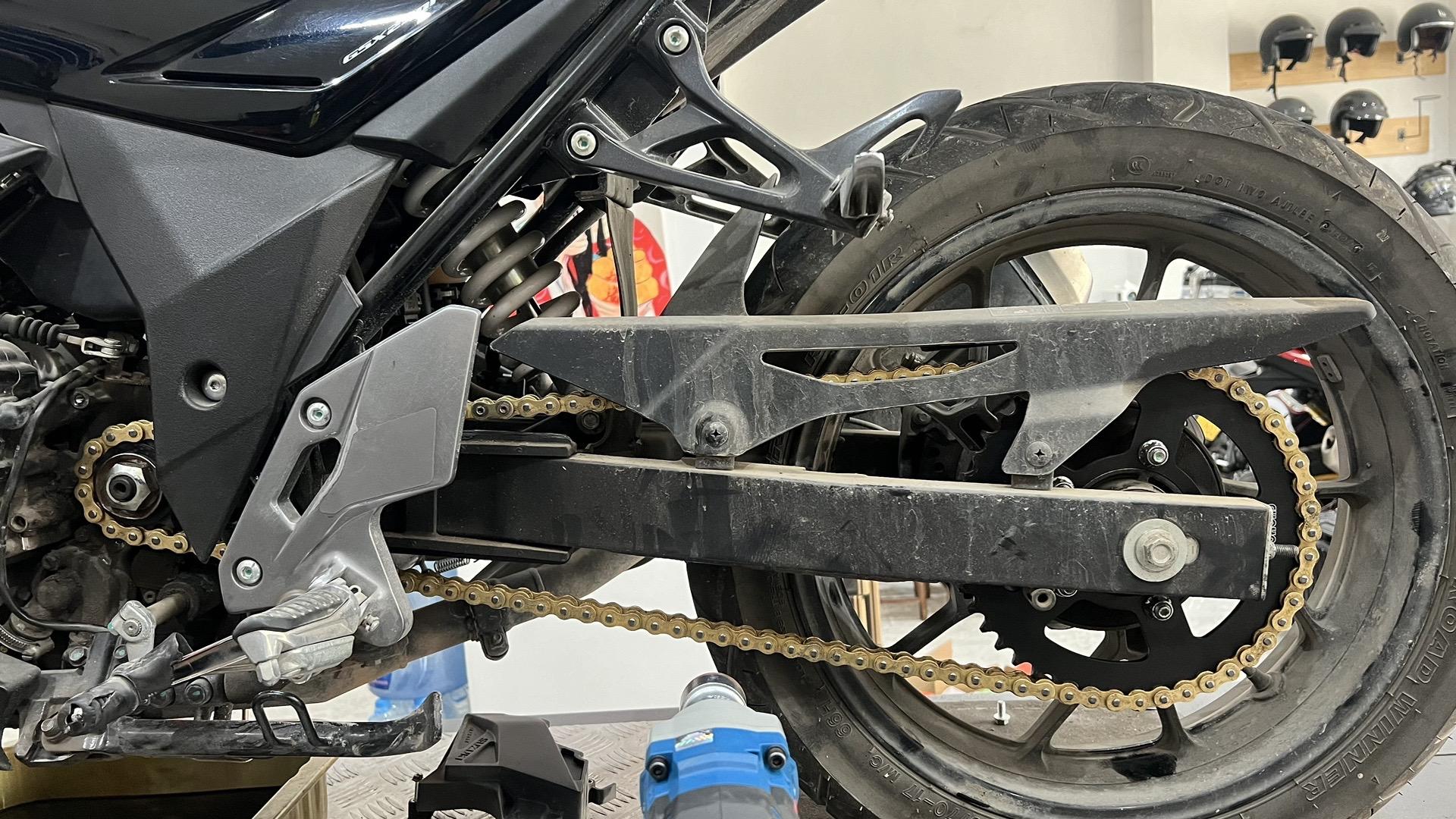 铃木gsx250保养走起～～ ①壳牌u能量全合成机油