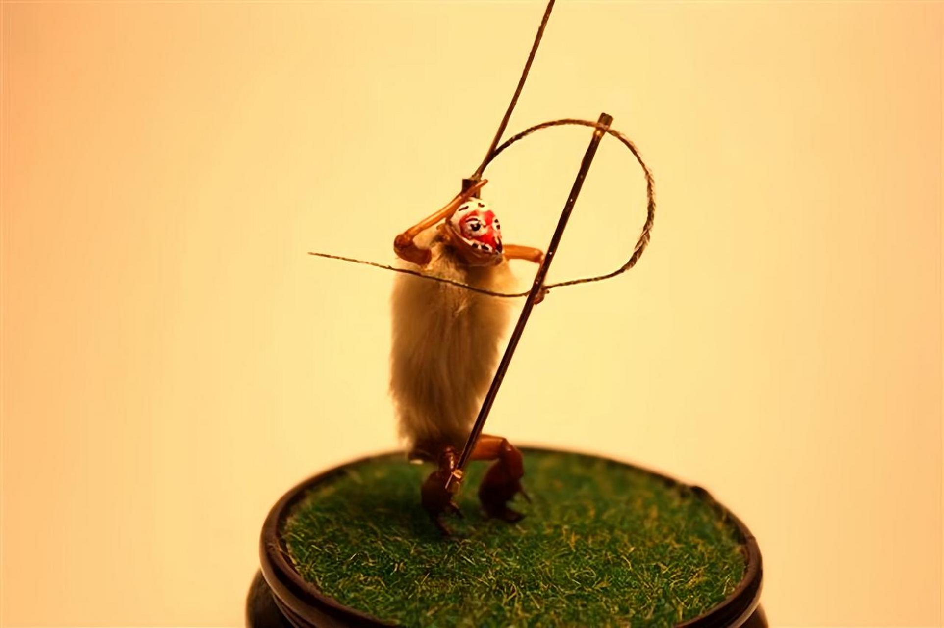 毛猴,作为一种民间工艺品,起源于北京,是老北京的传统手工艺品