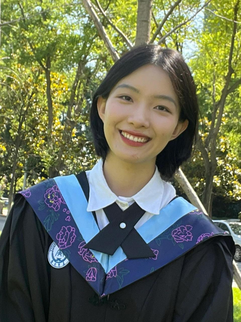 👩‍🎓蓝领你猜猜是什么学位呢 学士服拍照tips 👉 1⃣️