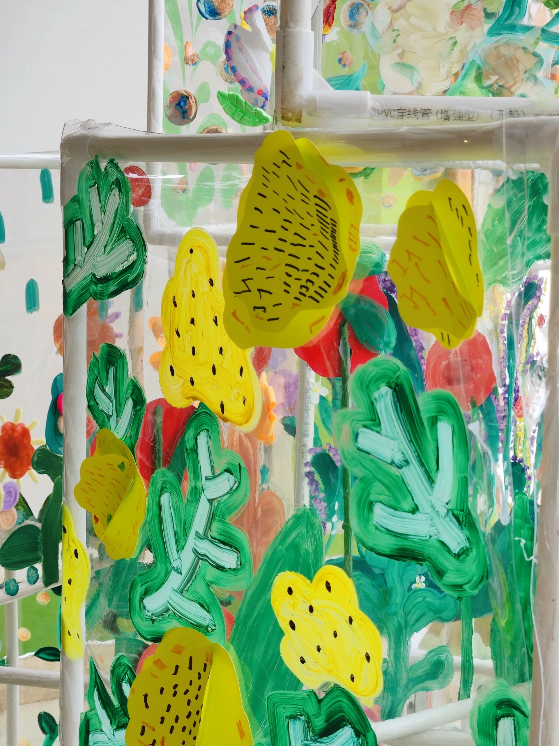 pvc管环创设置描线涂鸦绘画 普通的pvc管制作成一个立方体,粘上透明膜