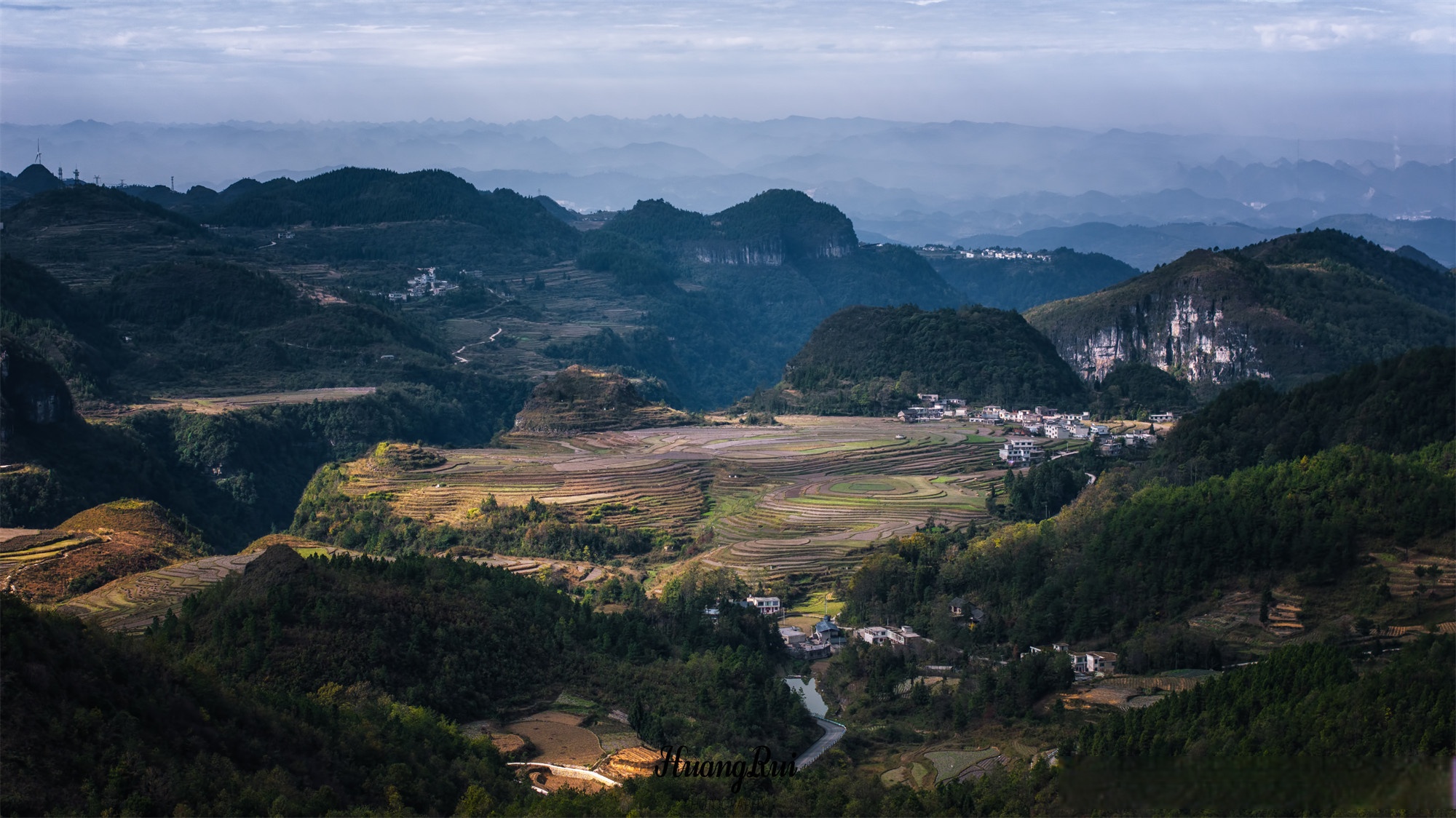 贵阳花溪高坡云顶花海,位于贵州省贵阳市花溪区高坡乡贵阳云顶滑雪场