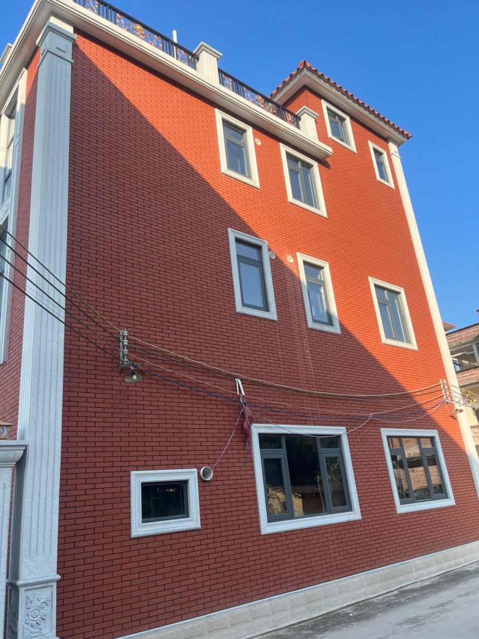 乡村自建房|6*24劈开砖 简约搭配永不过时 外墙用红色6*24劈开砖装饰