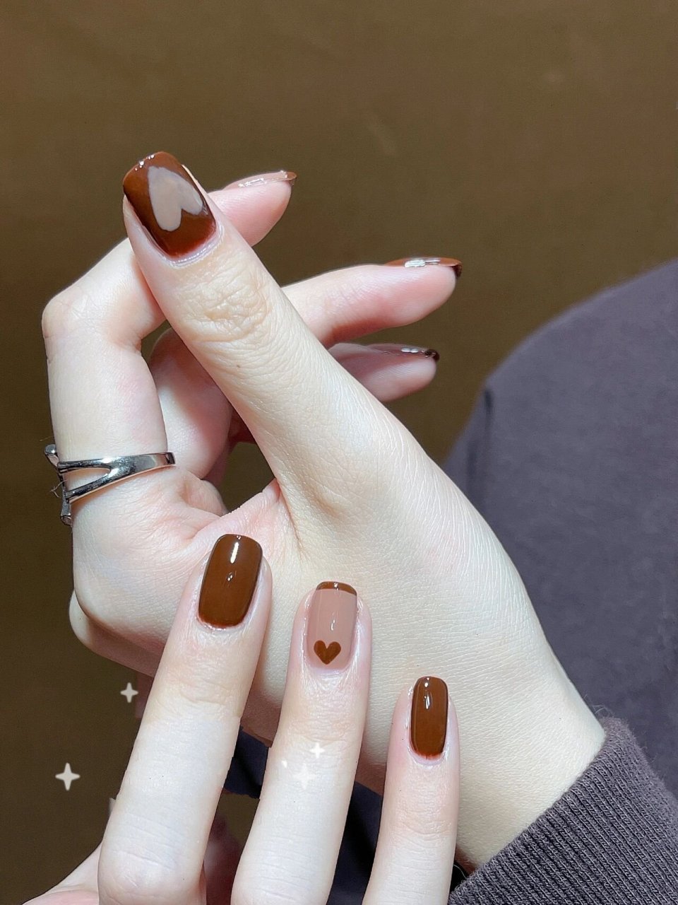 气质显白99秋日焦糖色系94跳色法式爱心美甲 秋日风格的焦糖色跳