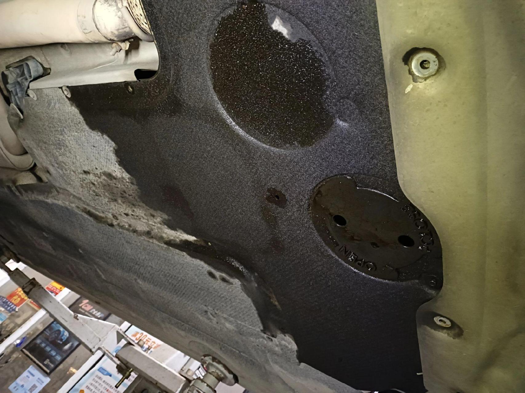宝马525更换改进型油底壳.一次性搞定再也不怕他漏了.