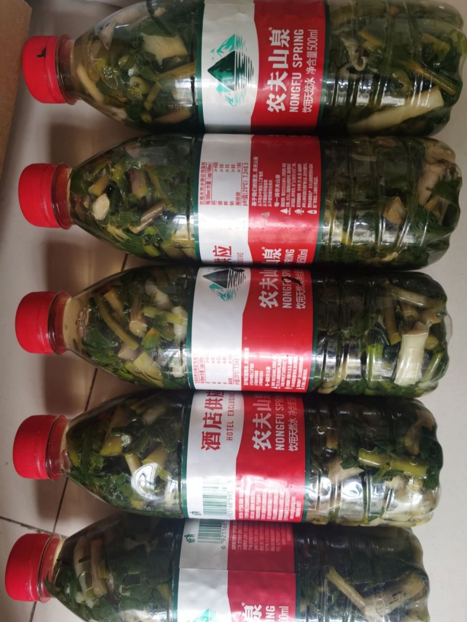 野菜淹沙盖的做法:沙盖多洗几遍,洗干净浇上热水,把沙盖翻上下翻一下