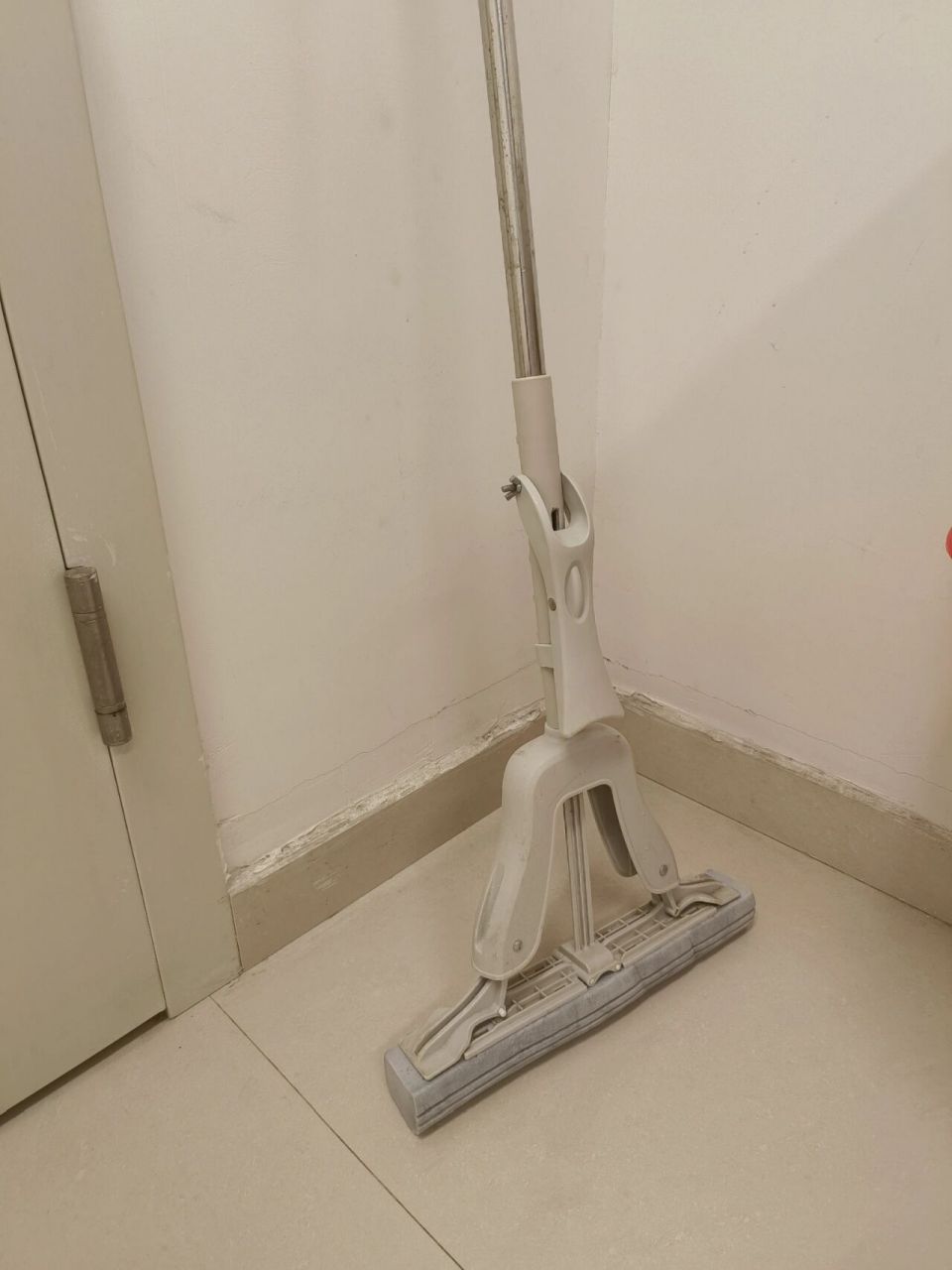 不会更换拖把头的小们快看过来,, 每次更换海绵拖把头,都是一顿操作猛