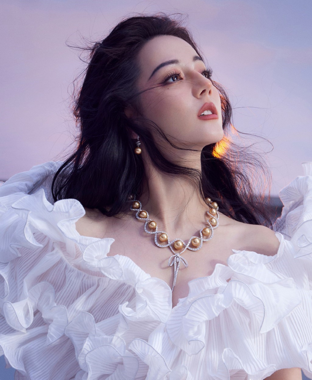 迪丽热巴 新杂志封面出片,珠光斑斓的时代美人 如此空灵又梦幻的小巴