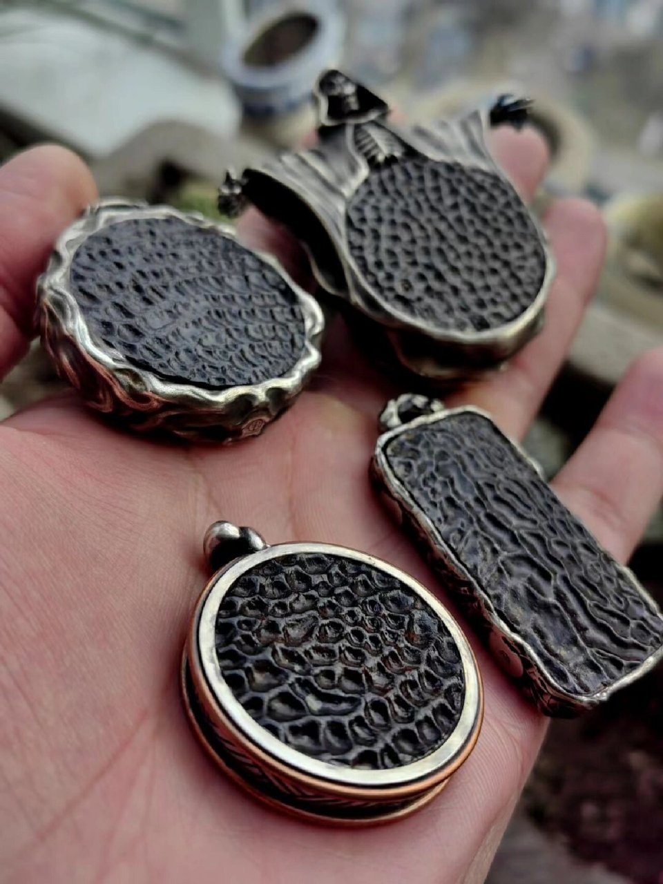 六朝鼋甲 六朝鼋甲,即六朝时期土层出土的巨型鳖的甲壳化石