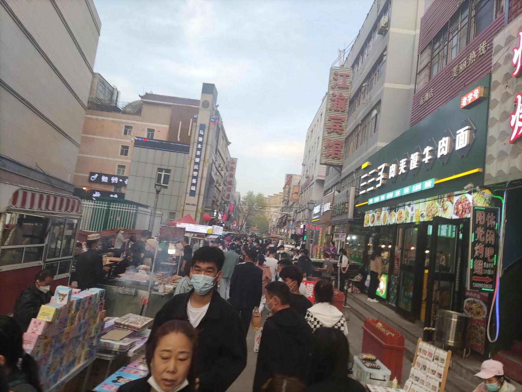乌鲁木齐最热闹,人气最旺的夜间市场——劳动街夜市,有时候人都挤不