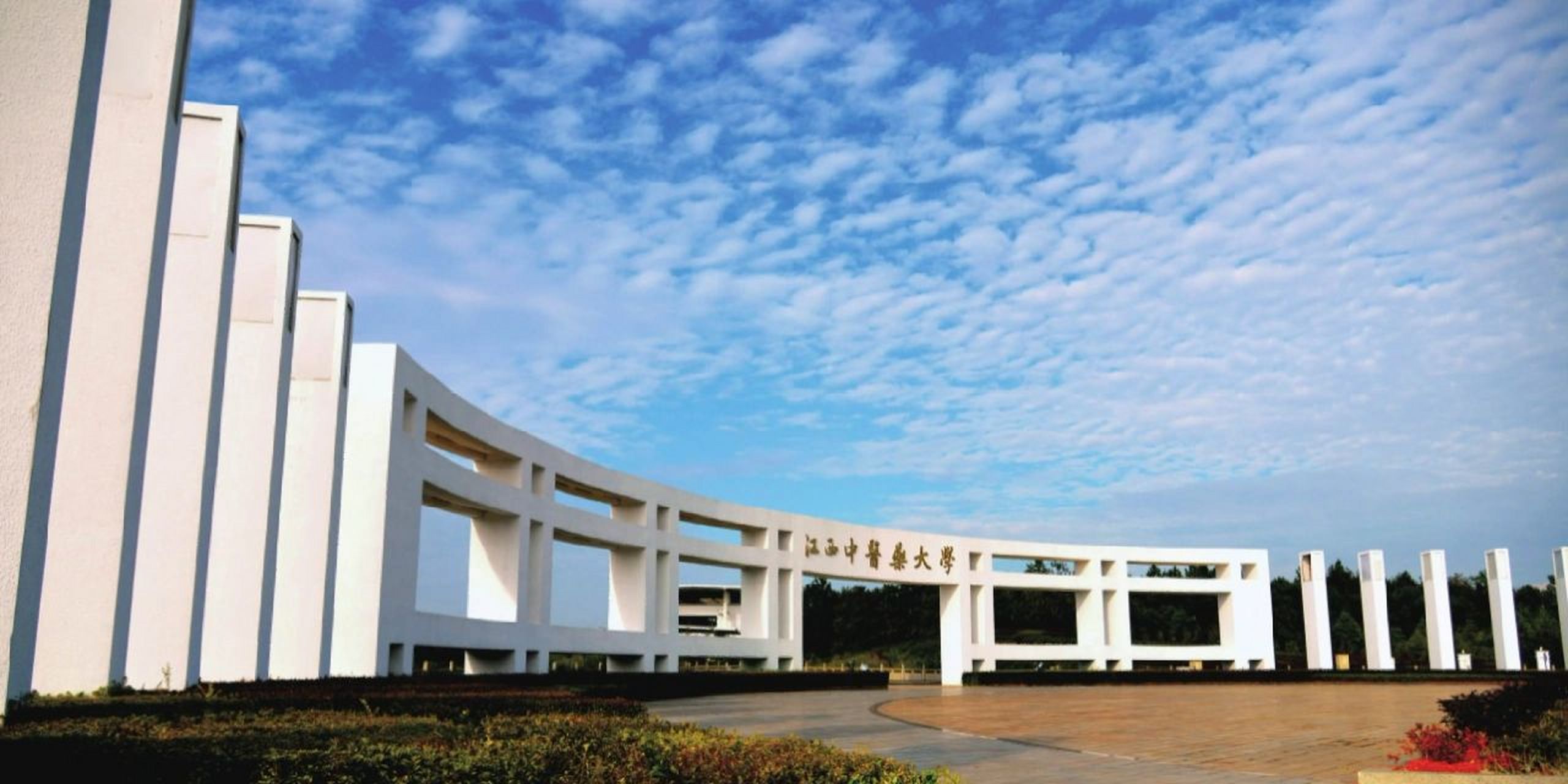 学校坐落在南昌市 【江西中医药大学】 学校坐落在南昌市,是教育部