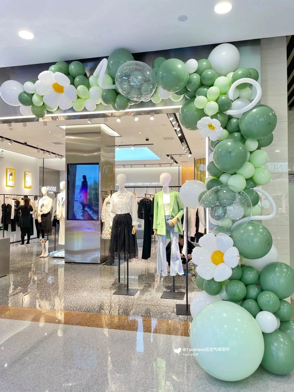 春季服装店门头气球装饰 商场服装店门头气球装饰牛油果绿色系 小清新