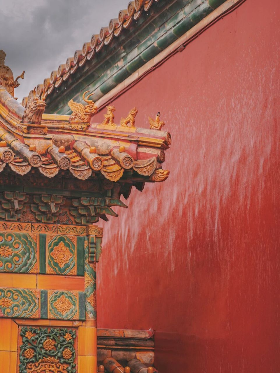 97故宫最多的颜色就是红色,但不同天气下,红色又不尽相同.