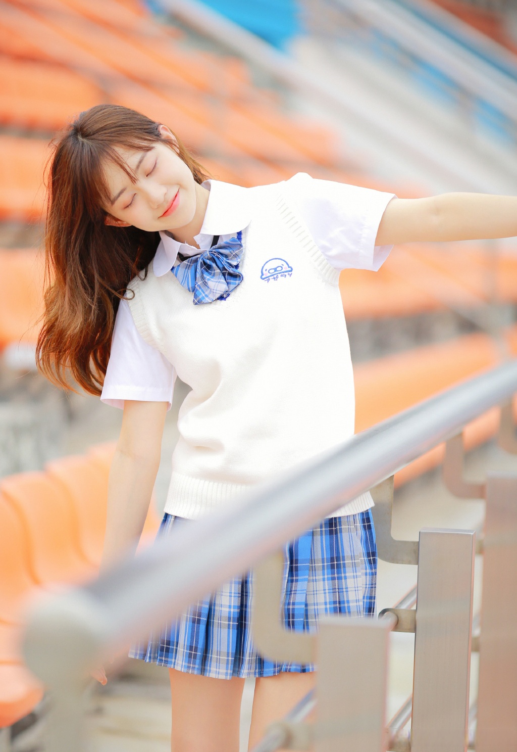 看这位小姐姐,白衬衫   格裙   针织马甲,跟田曦薇的青春浓度一毛一样