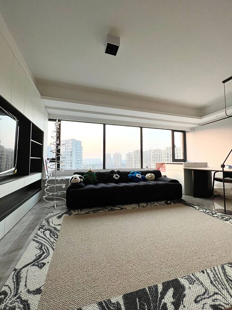 精装修6米横厅,沙发这样摆,客厅大一倍 很多人觉得横厅的布局,怎么弄