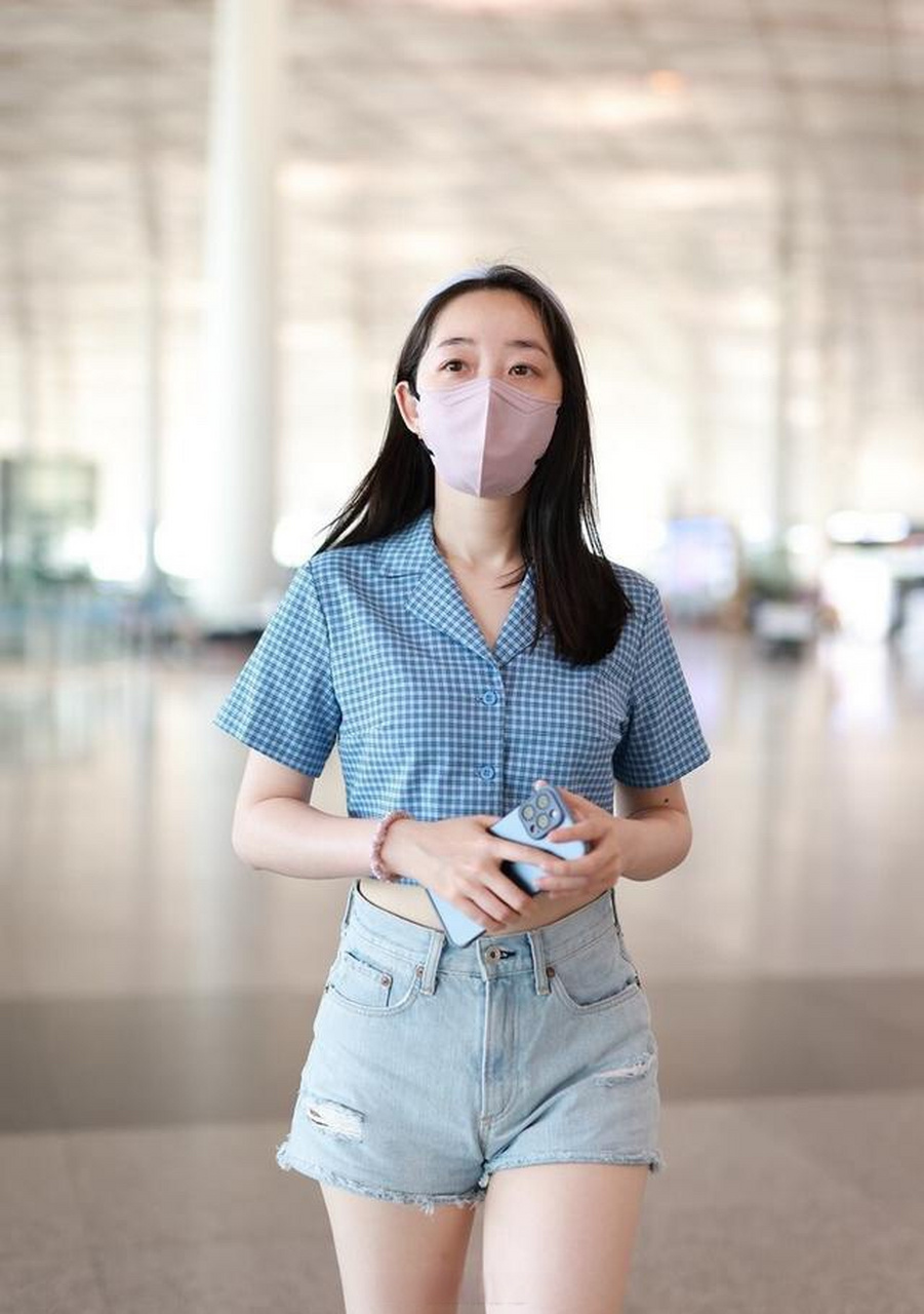 蒋梦婕现身北京机场,完全看不出是女明星.