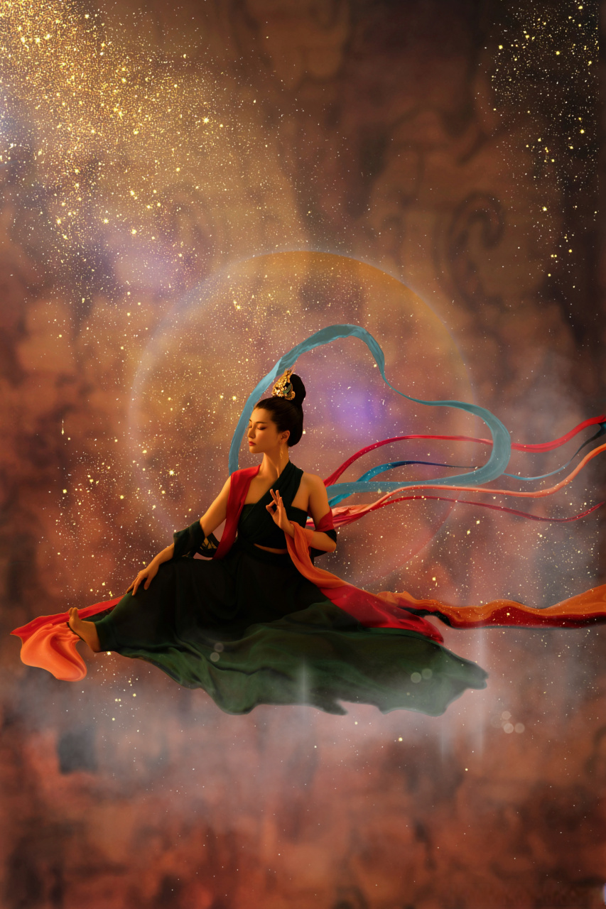 一直很喜欢飞天的那种灵动的祥和与喜乐,借此祝大家双节快乐,吉祥如意