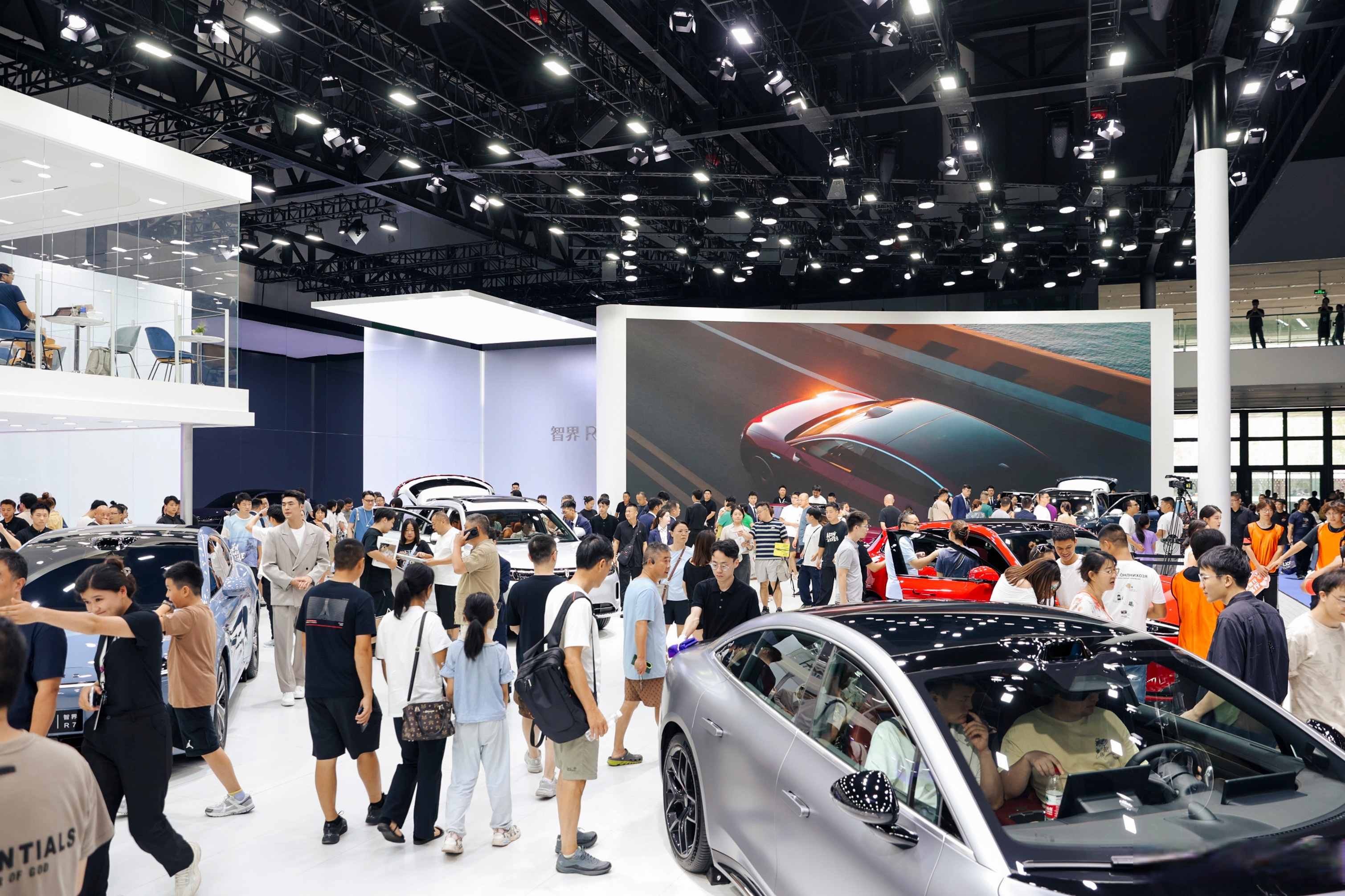 在智界上全力以赴# 智界r7的产品力绝对刚刚的,这两天在车展上看到了