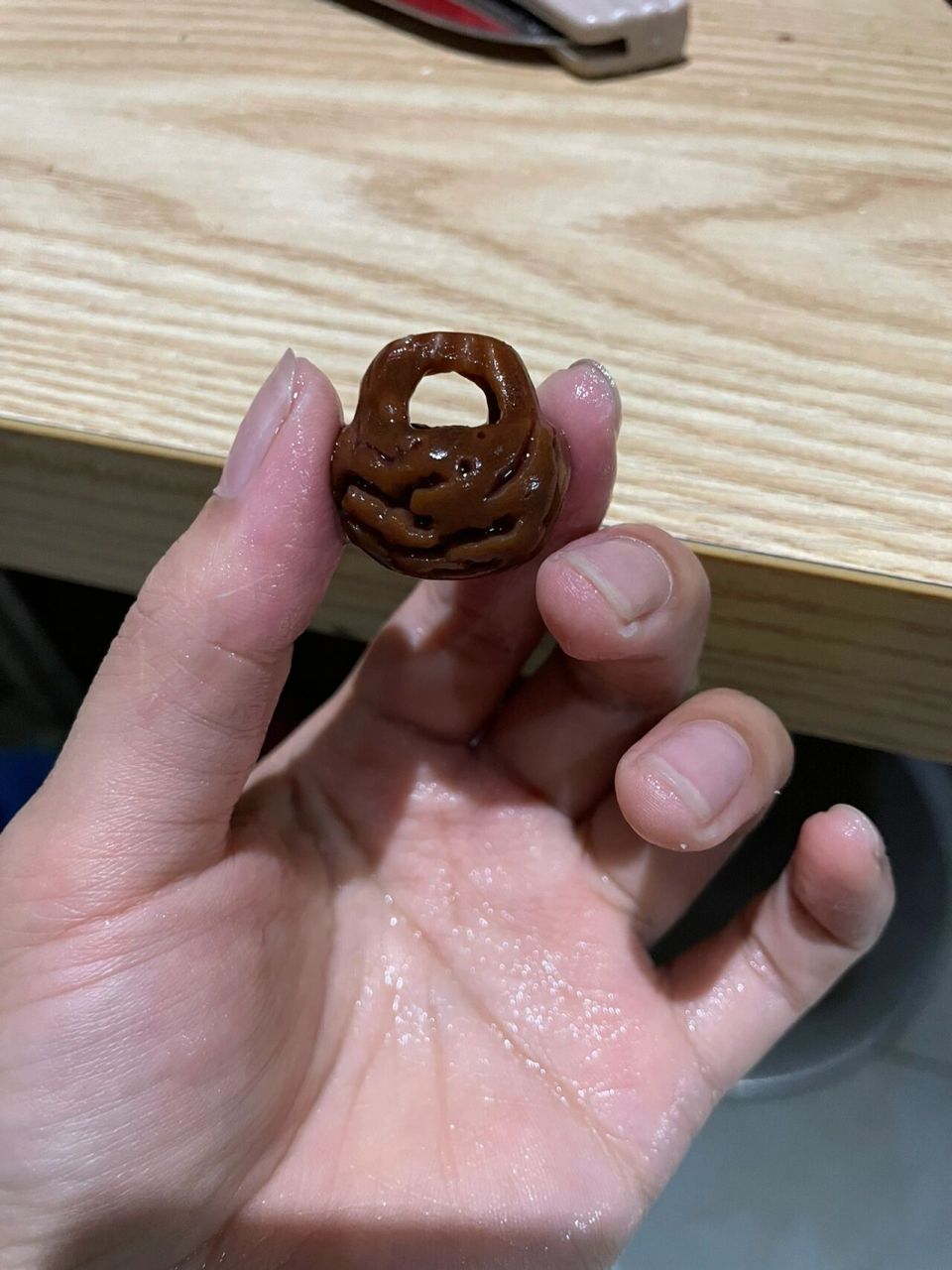 经常干这事,就动了一下手,这桃核还是得要野的小桃子做出来的才好看