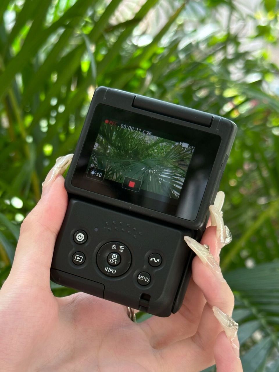 canon powershot v10太绝了～ 主打自拍vlog的机型 19mm广角镜头 还有