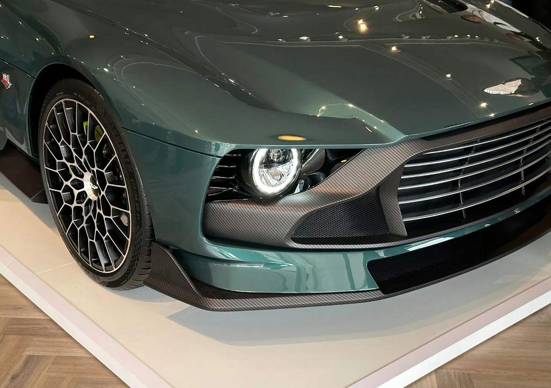 实拍限量110台的全新阿斯顿·马丁valour,大量之前仅一台定制版的