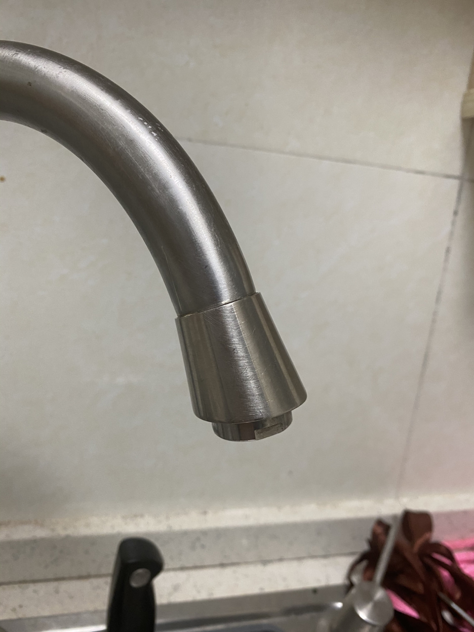 宝子们这种水龙头嘴怎么拆   网上用绳子拧下来方法试了,完败 钳子