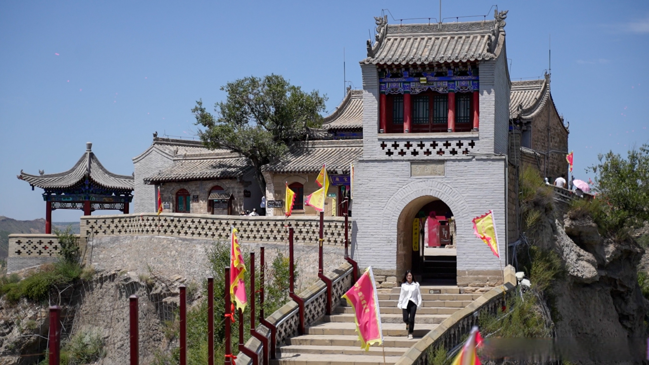 榆林二郎山位于中国陕西省榆林市靖边县东北部,是陕北黄土高原和