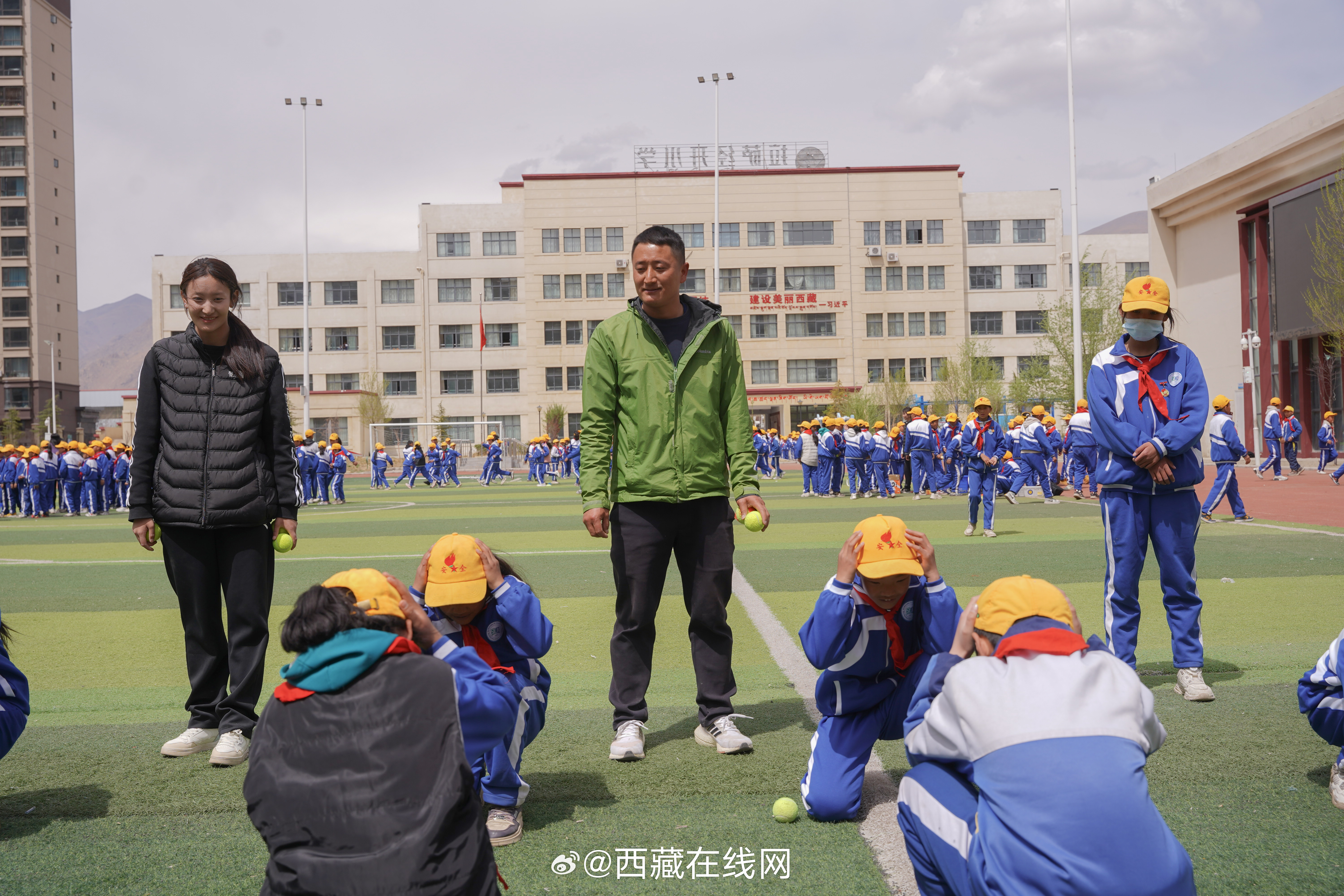 4月10日至11日,西藏自治区青少年体育项目网球进校园活动在堆龙德庆区