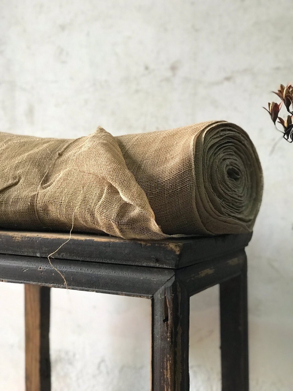 古法人工编织的麻布 老麻布一卷,用麻树皮古法人工编织而成;45*20*15