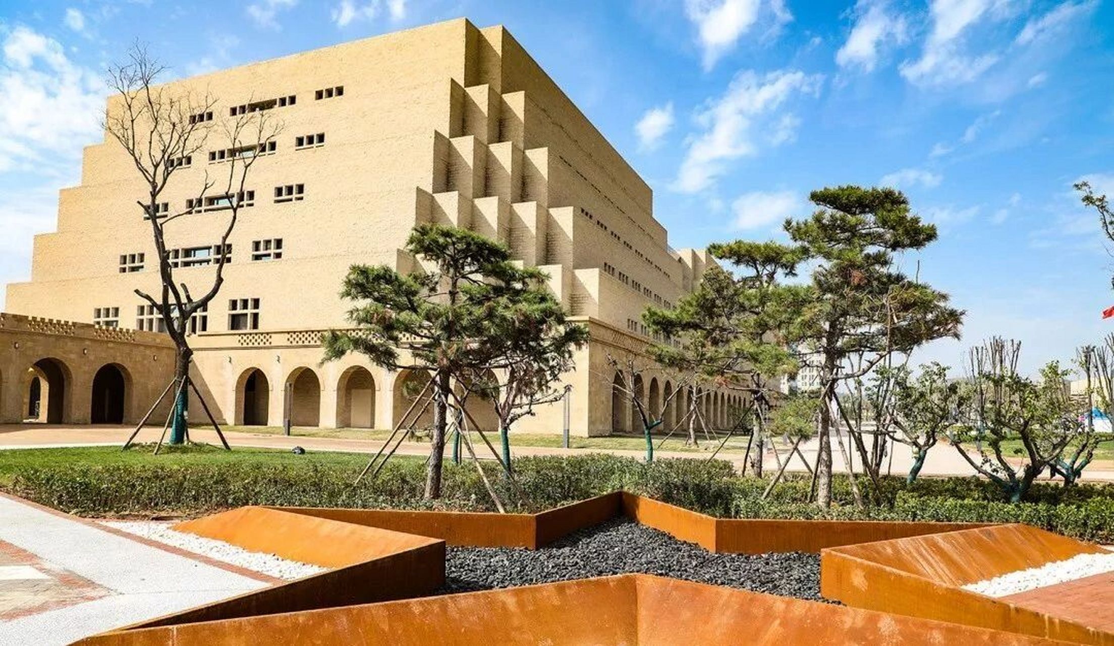 别人家的大学     延安大学新校区 不光是校园大 延大新校区确实美