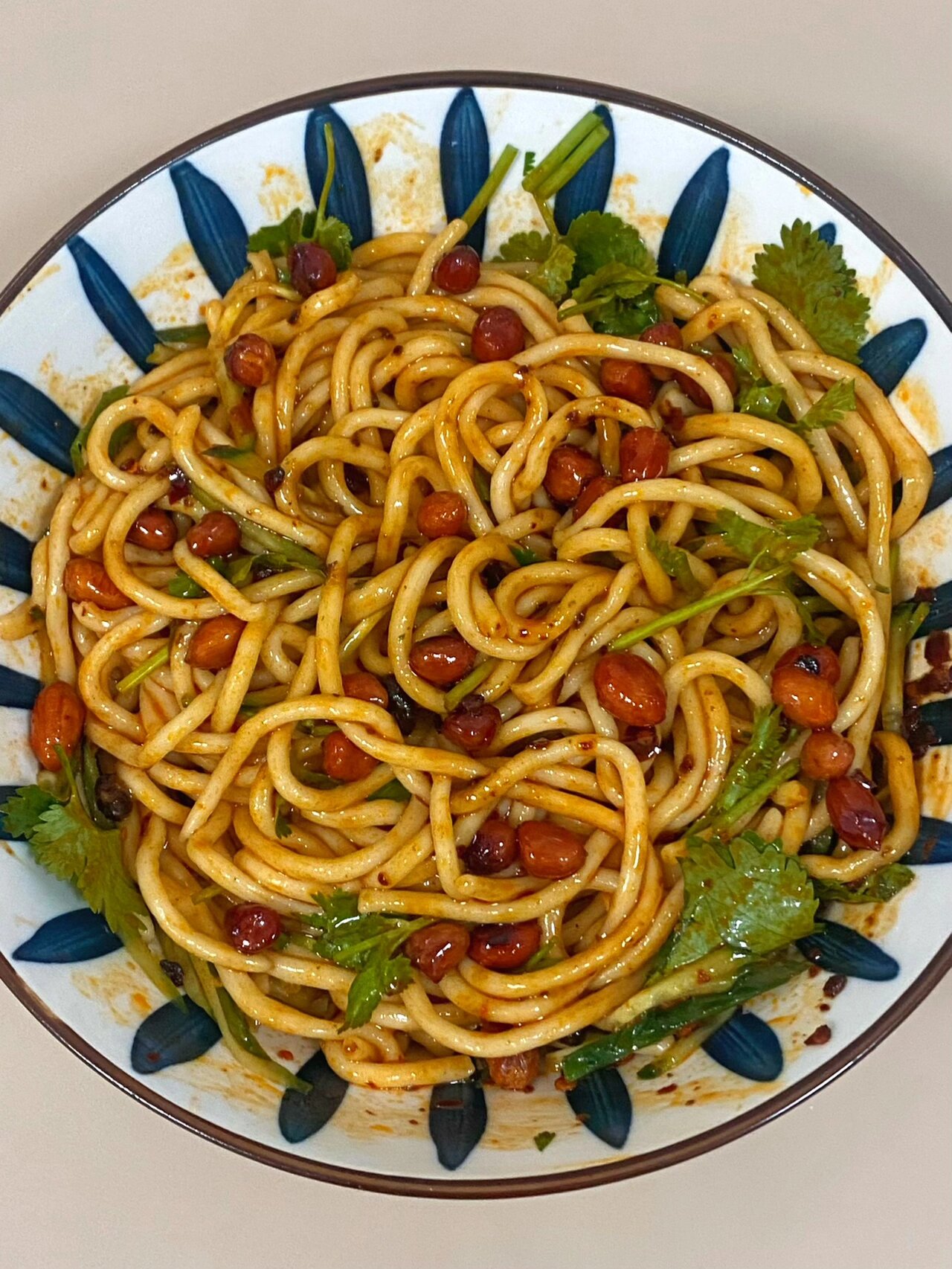 啊啊啊姐妹们! 这个老干妈拌面真的一口封神! 每一根都挂满了酱汁!