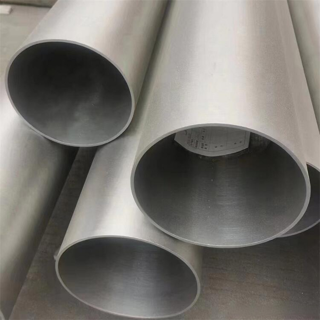 今天来和大家分享一下"不锈钢管拉丝,磨砂,喷砂的区别"        1,磨砂