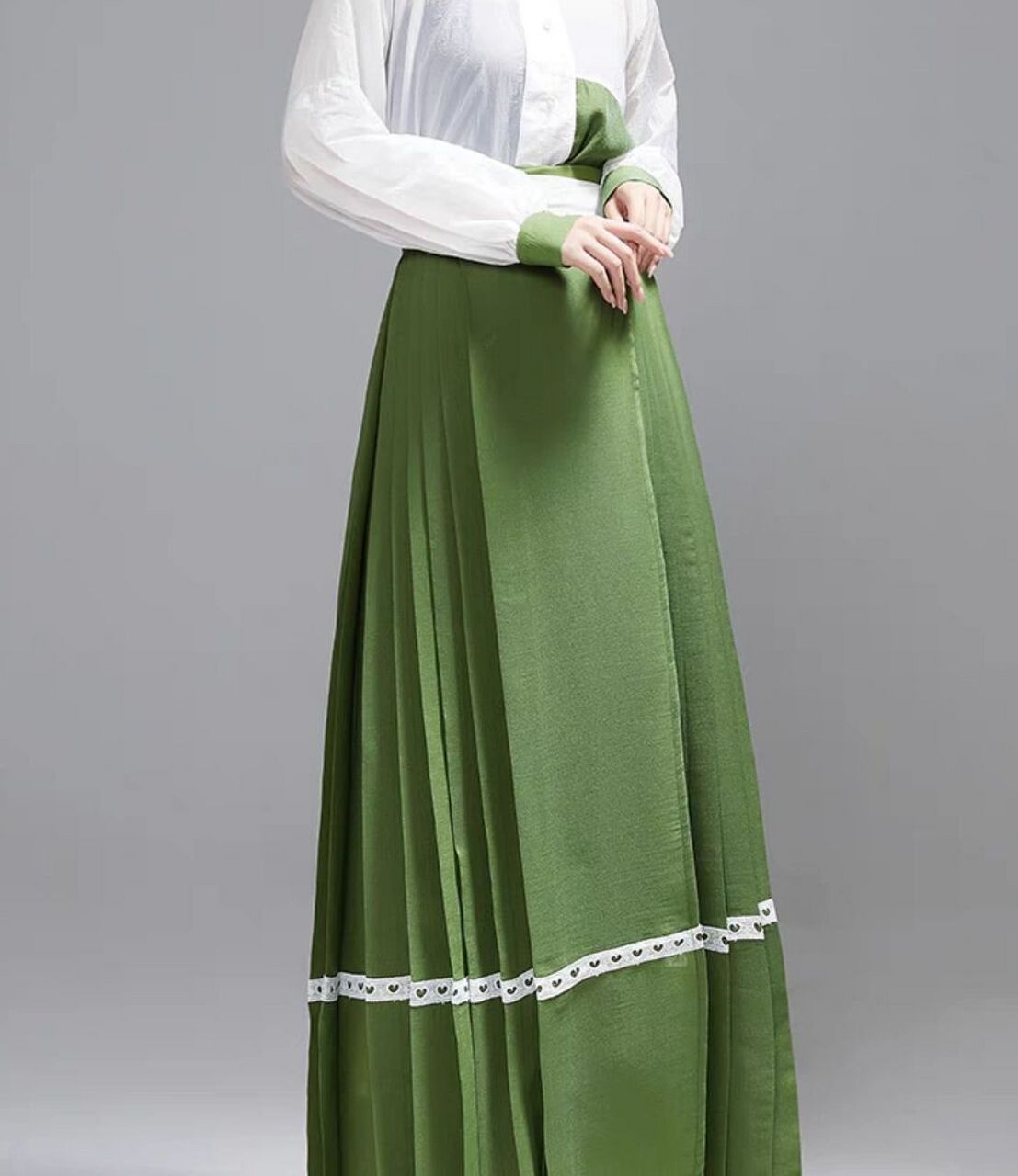 马面裙由来 马面裙,又名"马面褶裙",中国古代汉族女子主要裙式之一