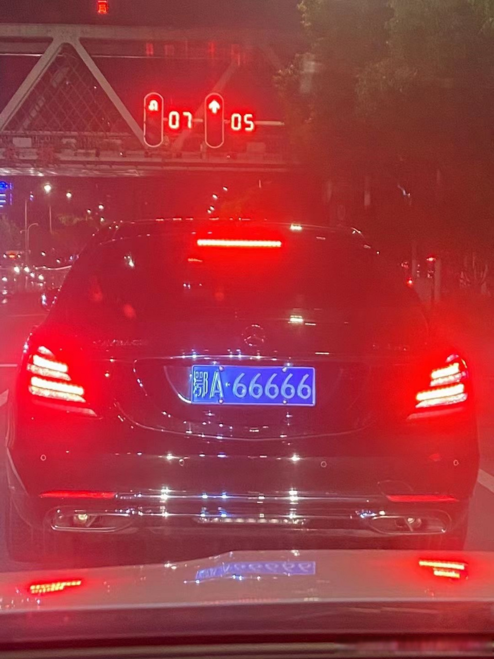 听说是一位刘姓女明星的车,有知道的吗?