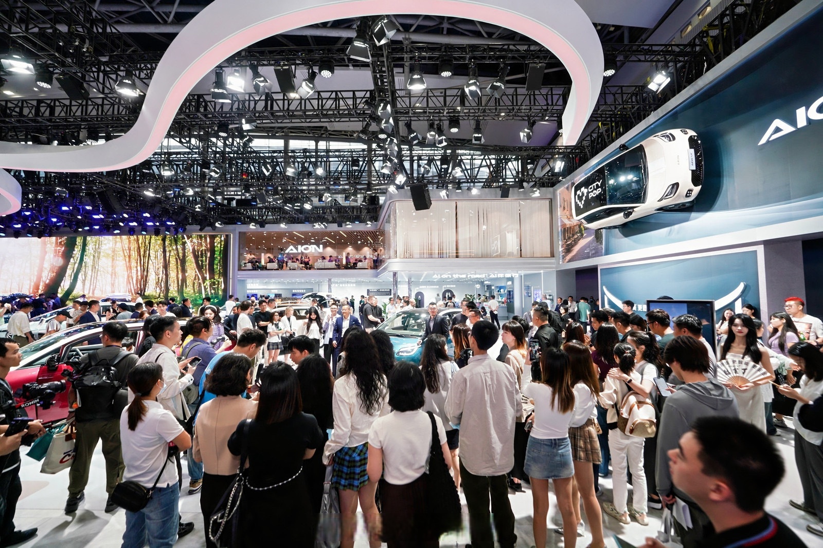 10万a级掀背轿车 埃安ut鹦鹉龙全球首发 广州车展展台人气爆棚 实力派