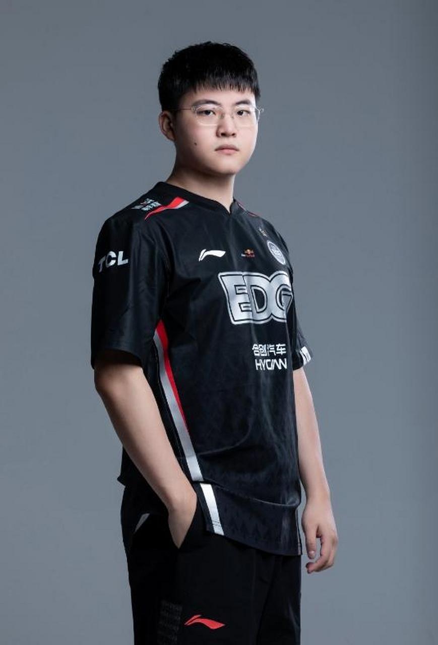 uzi定妆照发布:瘦下来的狗子,颜值能打  在uzi正式加入edg后,今天edg