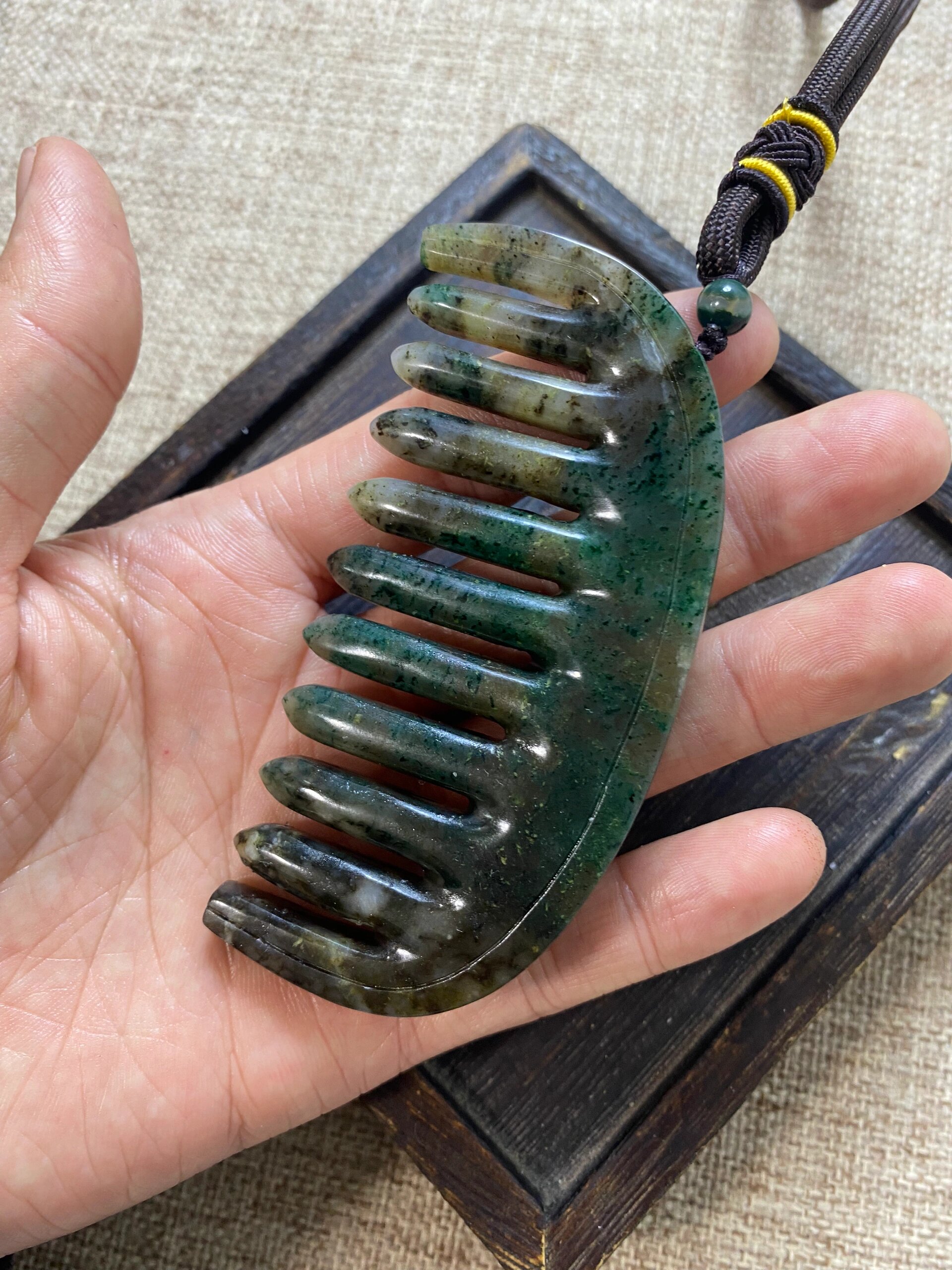 南阳独山玉俏色梳子天然玉石梳子 南阳独山玉俏色梳子天然玉石梳子 纯