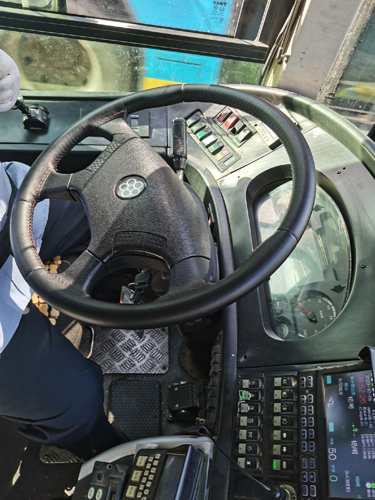 在442路上目前有三款三轴车型在运行分别是bj6140c8ctd和zk6140hng