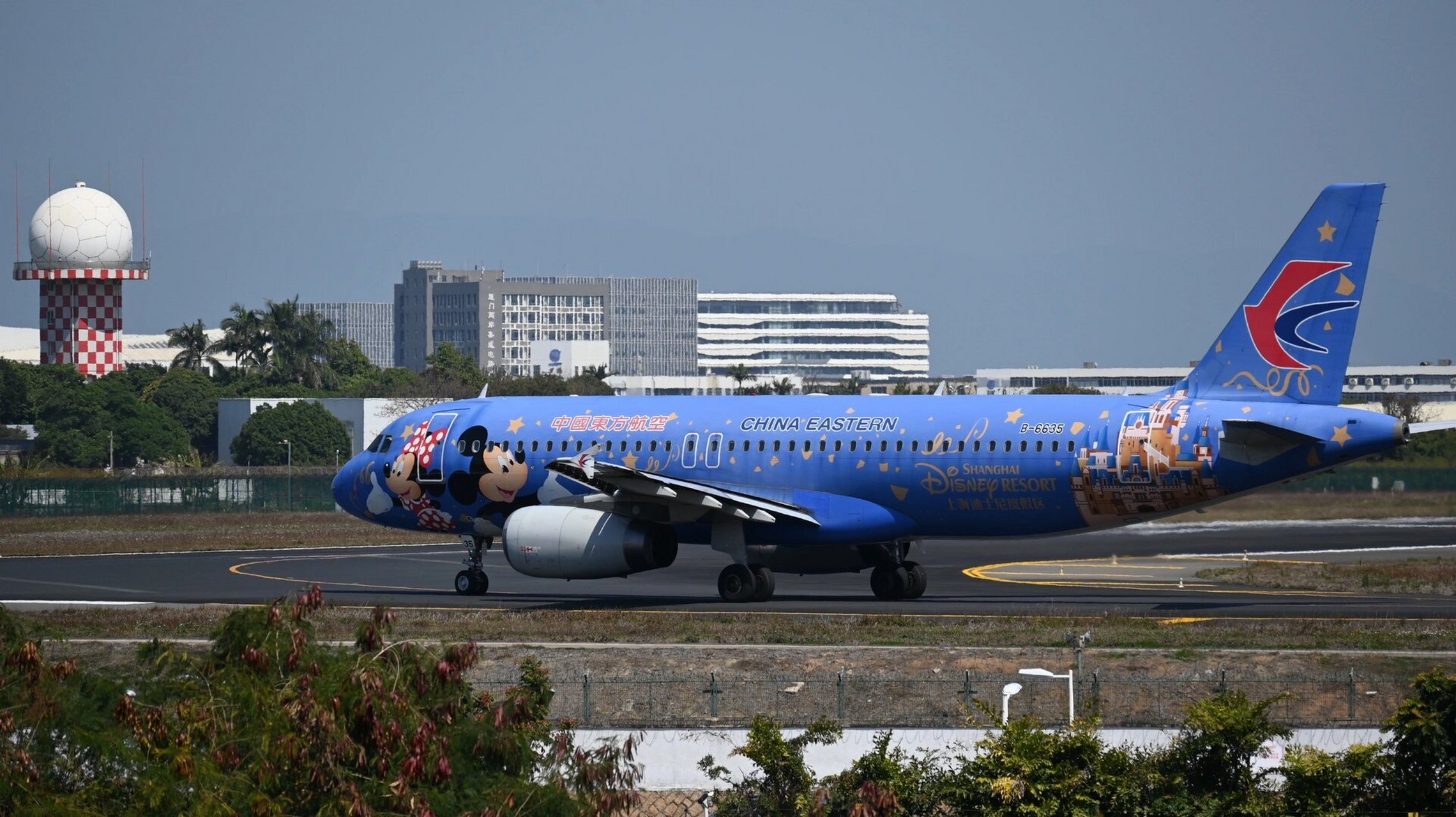 东方航空"米奇米妮奇幻号"彩绘机,该涂装呈现了上海迪士尼度假区的