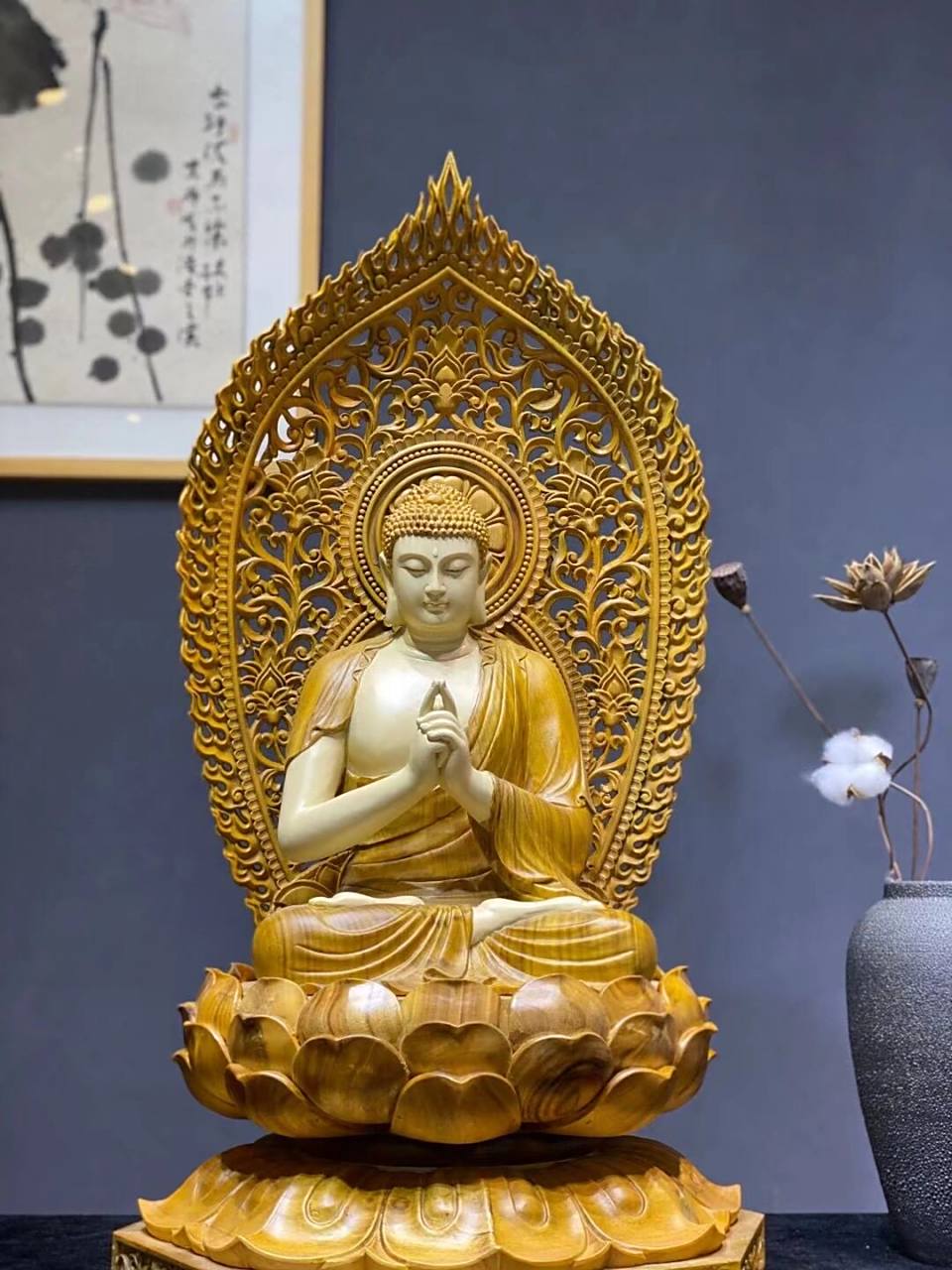 毗卢佛 【品名】香樟木"毗卢佛" 【简介】雕工精湛,立体感强 神态庄严