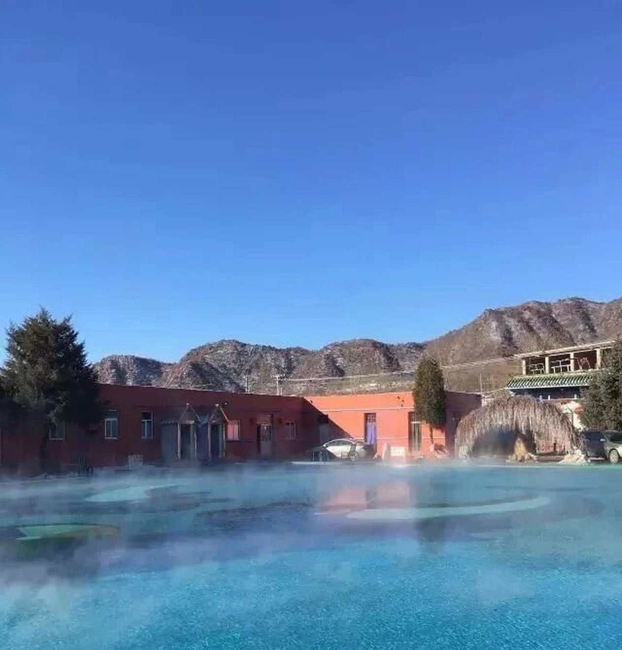 枫水湾森林温泉城 承德枫水湾森林温泉城占地1250亩,建筑面积10余万