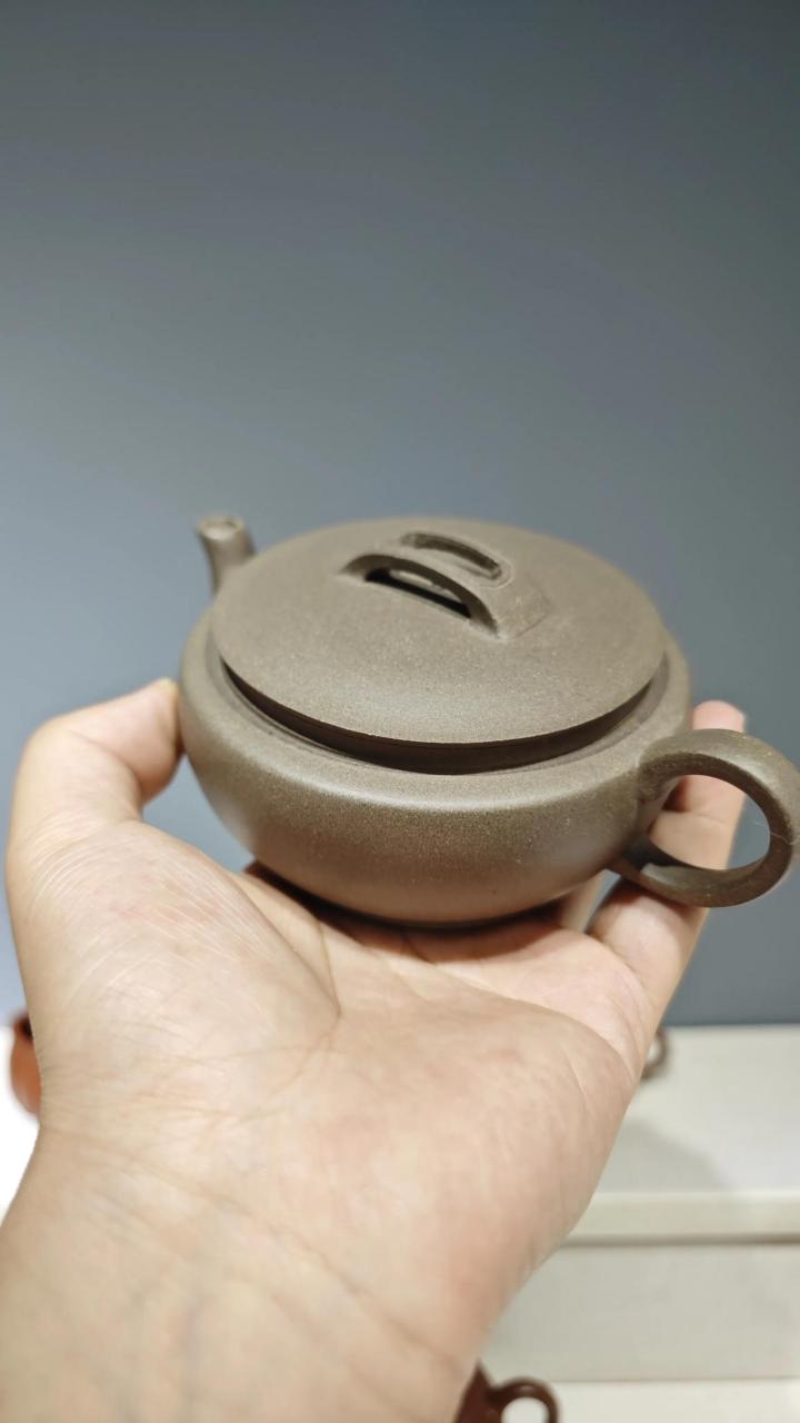 蟹壳青紫砂壶是一种由紫砂泥制成的茶壶,其色泽和蟹壳相似,呈青绿色.