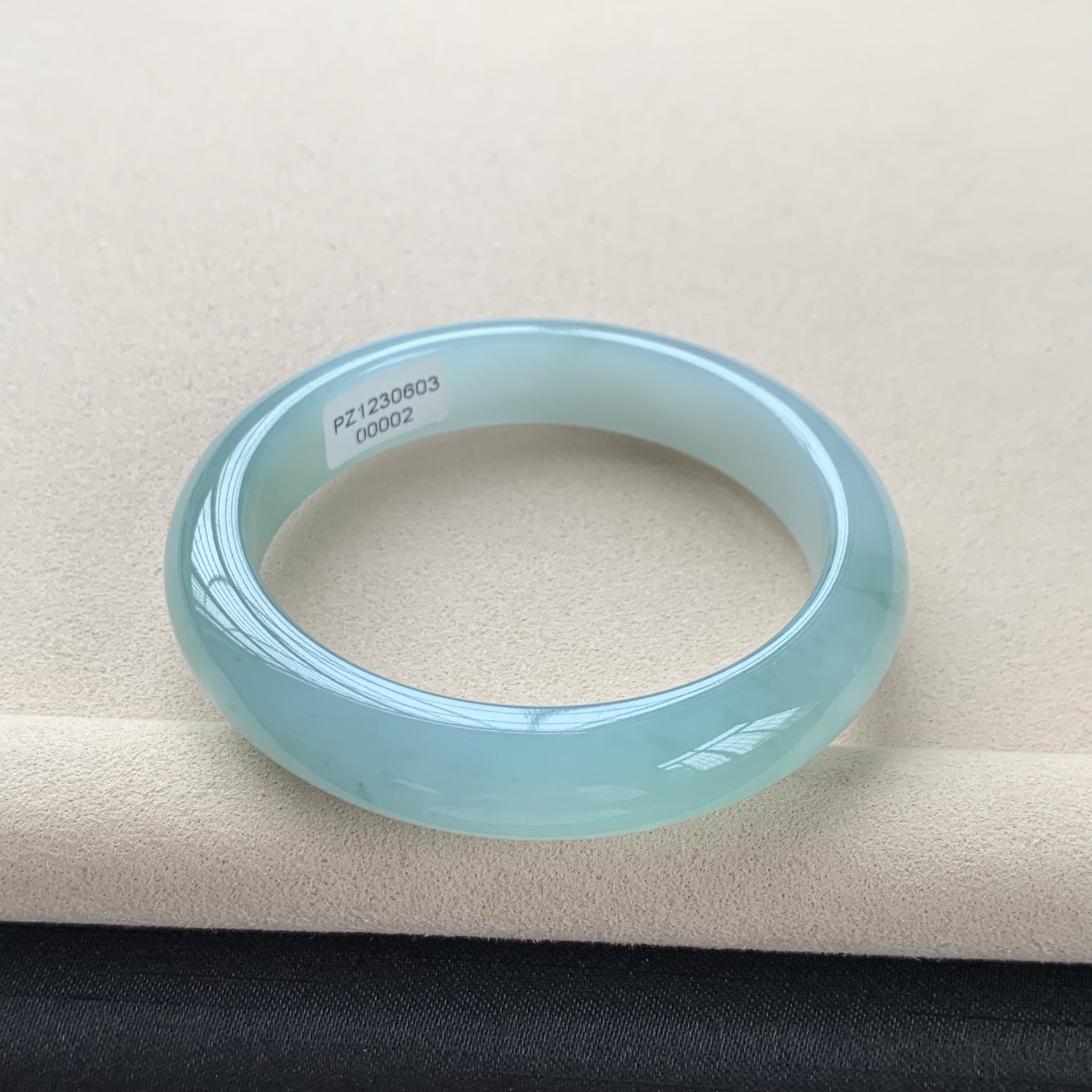 一眼就惊艳 的冰川蓝翡翠手镯