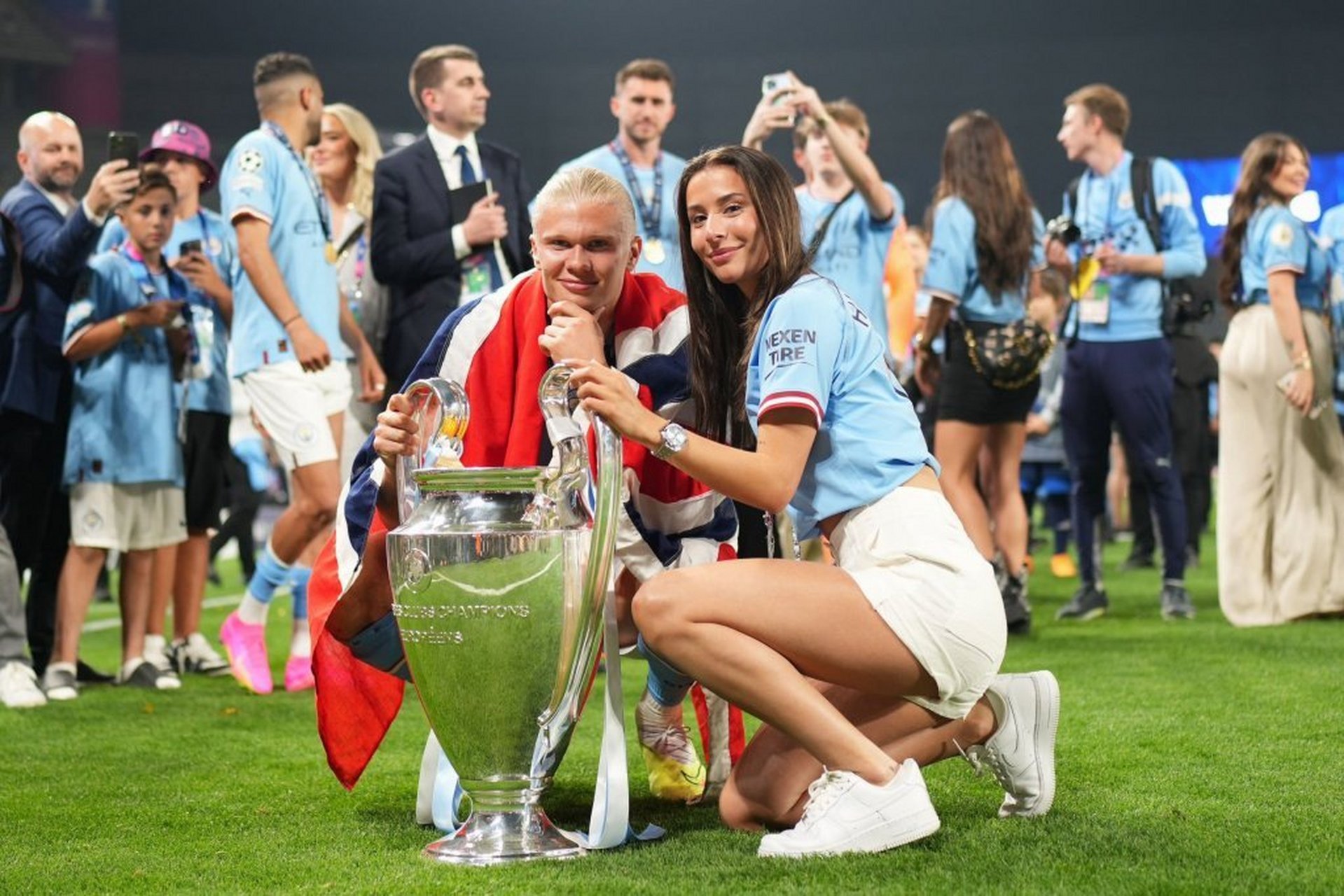 赛后,哈兰德和女友伊莎贝尔甜蜜互动,庆祝冠军(那个小孩儿是德布劳内