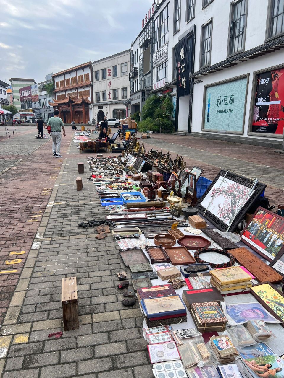 今日份南昌古玩城地摊出摊啦 秋高气爽的秋天,非常适合出来逛逛街啦