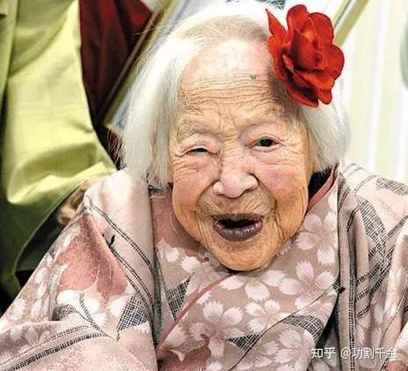 1图这个老婆婆是不是有点吓人,苍老的面孔,空洞的眼睛,松弛的皮肤.