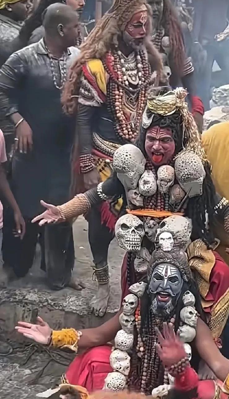 印度的食人僧从恒河中打捞浮尸或从火葬场收集没有完全焚烧掉的尸体