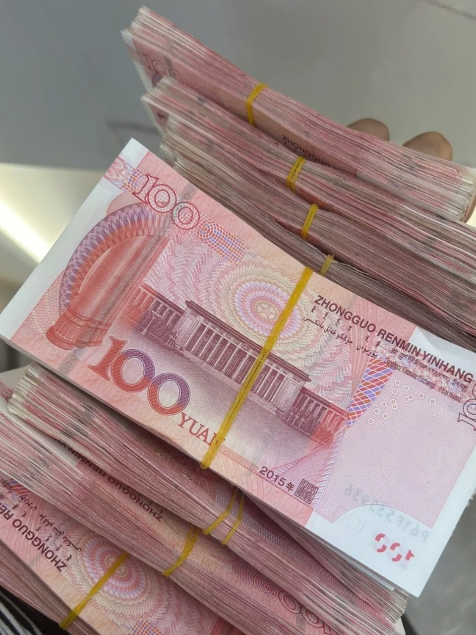 钱的图片 钱作为现代社会中广泛使用的货币形式,其含义远比我们表面