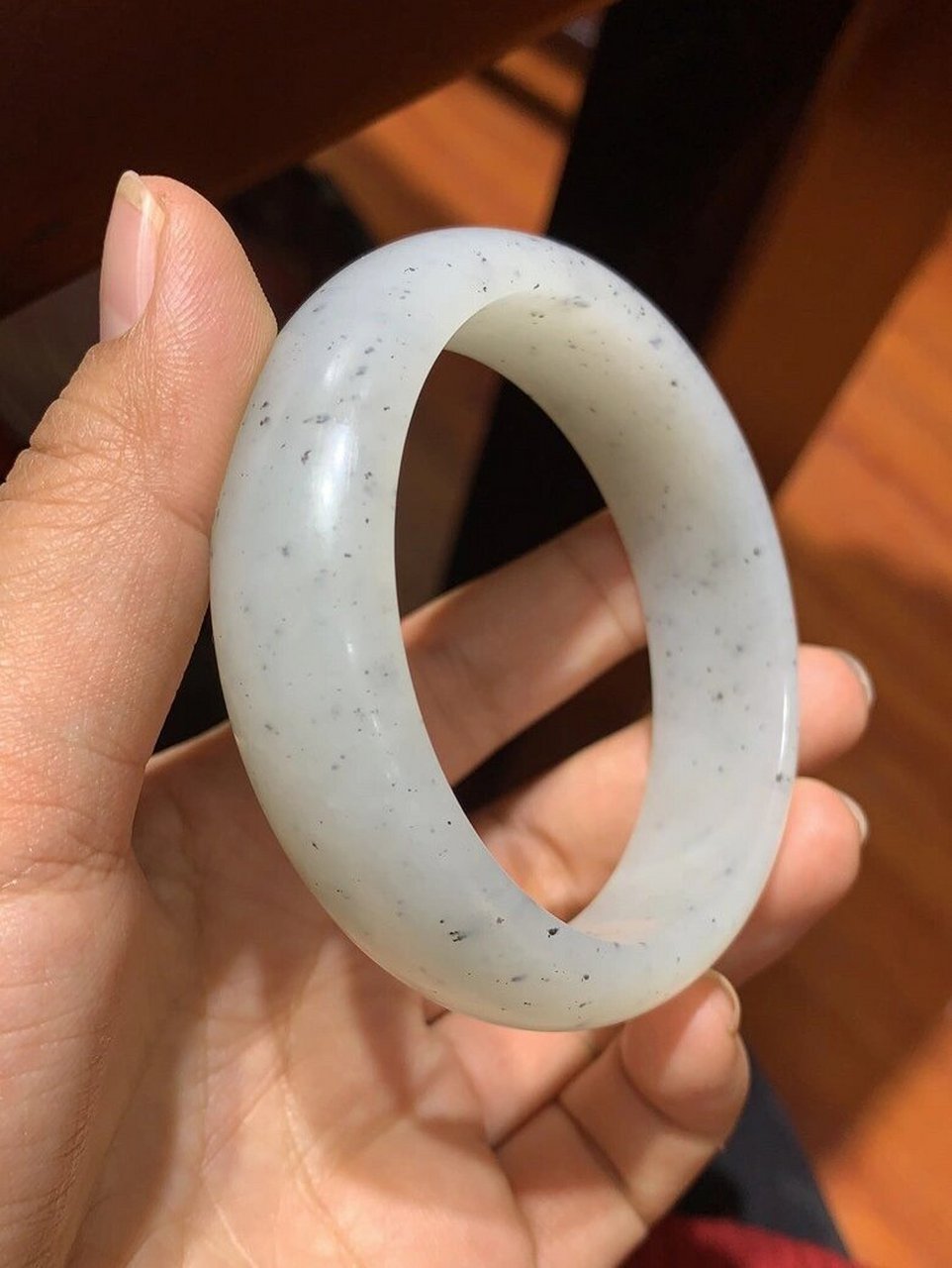 至今意难平的和田玉点墨青花手镯 这个镯子真的哪里都特别合我心意,真